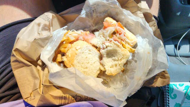 Bild zum Artikel mit dem Titel „How Not to Eat Pittsburghs legendärstes Sandwich“.